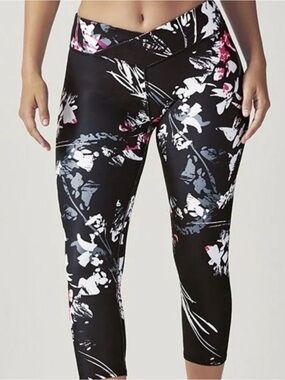 Fabletics Black Floral Print Cross Waist Capri Leggings Size Medium